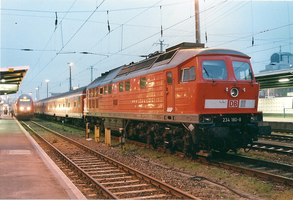 Eine Pause gnnt sich am 16.11.2002 die 234 180 in Cottbus.