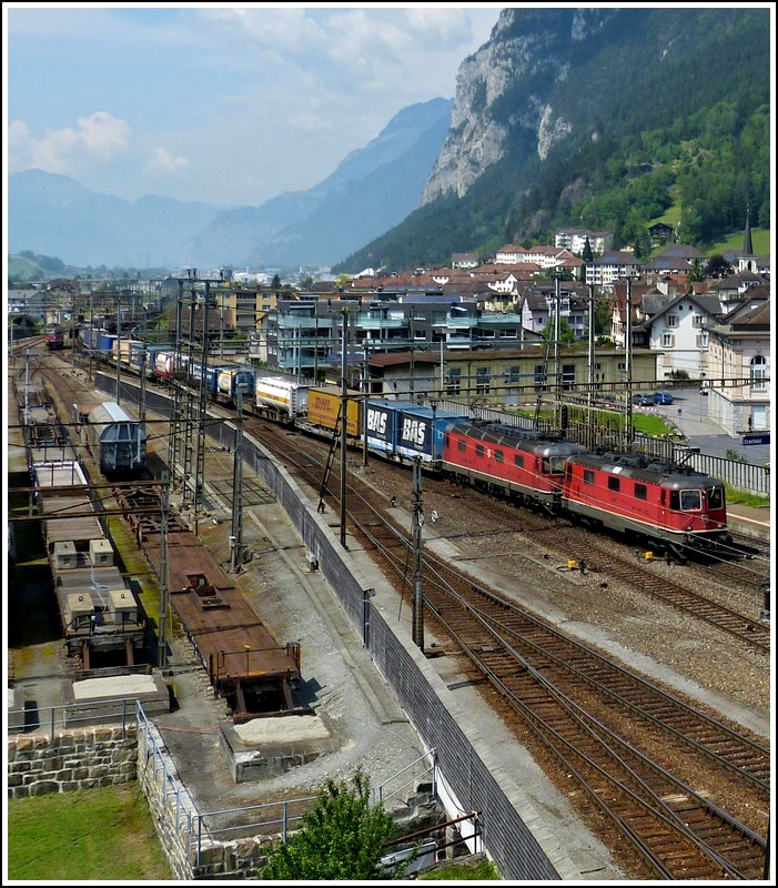 Eine Re 10/10 erreicht mit einem  Kisten -Zug den Bahnhof von Erstfeld am 24.05.2012. (Hans)