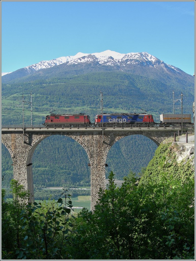 Eine Re 4/4 II und eine Re 6/6 mit einem Gterzug auf dem Lugelkinn-Viadukt. 
10. Mai 2007