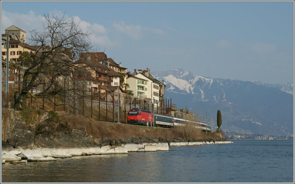 Eine Re 460 mit ihrem IR am 25. Mrz 2012 bei St-Saphorin.