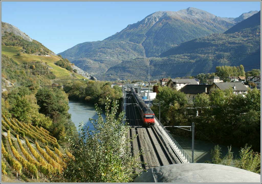 Eine SBB Re 460 eilt mir ihrem IR ber die Rohnebrcke und wird in Krze im Tunnel verschwinden. 12.10.2010