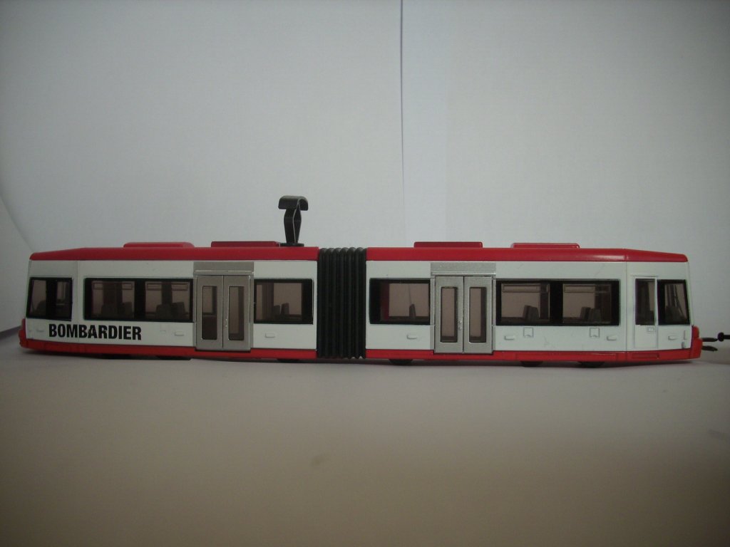 Eine Seitenansicht der Stra�enbahn von Siku.