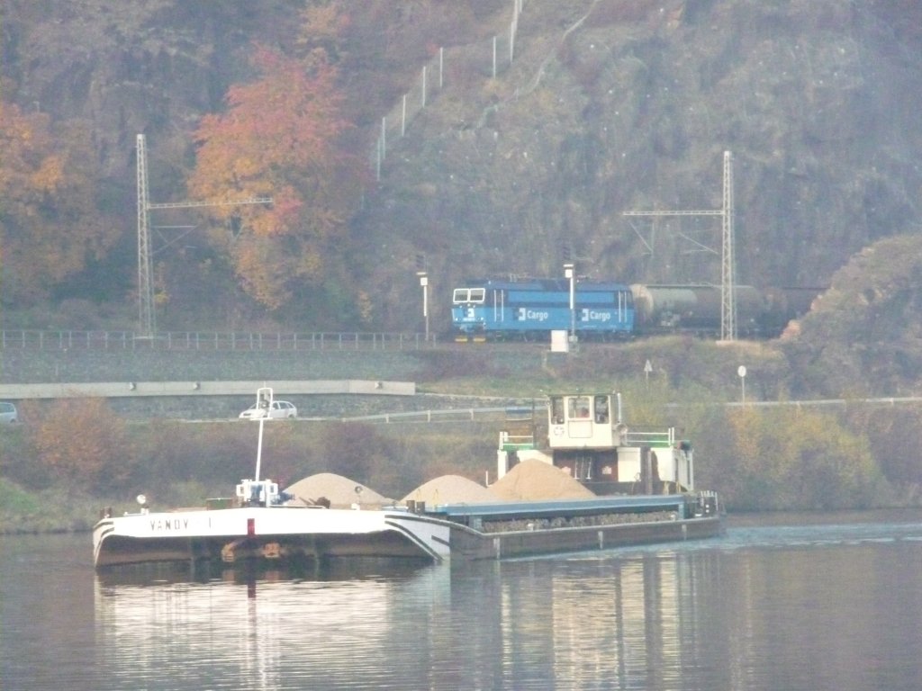 Eine Skoda-E-Lok, m�glicherweise (aufgrund der Farbgebung, die vom g�ngigen Schema abweicht) eine rekonstruierte Lok der Baureihe 363.5 zeigt sich am 01.11.2011 im Moldautal.