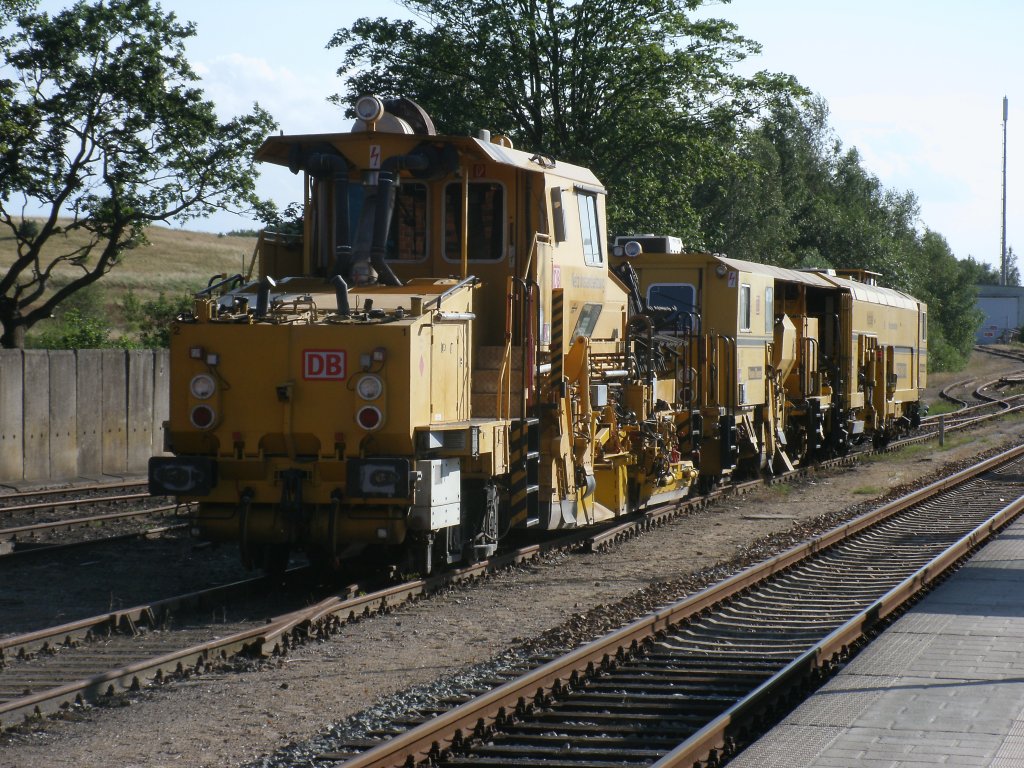 Eine Universalschotterplaniermaschine USP 2000 und eine Gleisstopfmaschine,am 03.August 2012,in Bergen/Rgen.