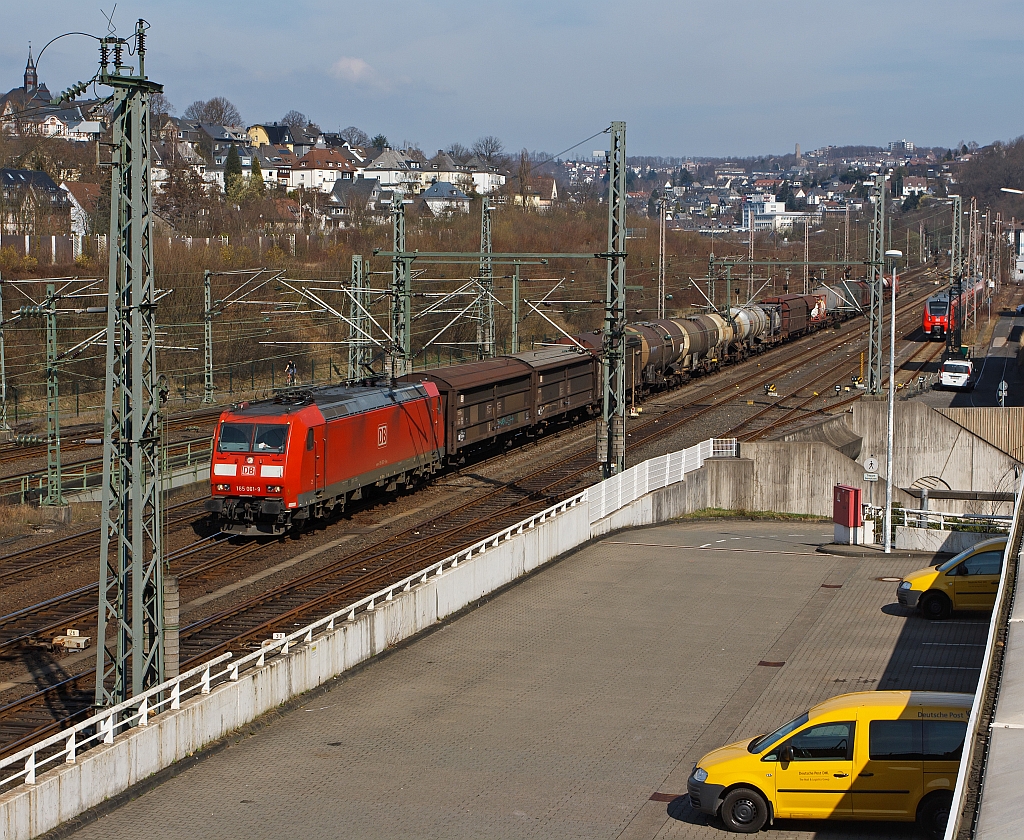 Eine Version fr Stefan: 185 061-9 mit einem Gterzug fhrt in Richtung Kln, hier am 24.03.2012 kurz vor dem Hbf Siegen.