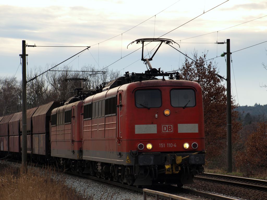 Einen Erzbomber-Leerpark brachten 151 110-4 und eine weitere 151 zur Fam. Hansaport am 12.2 durch Moorburg.