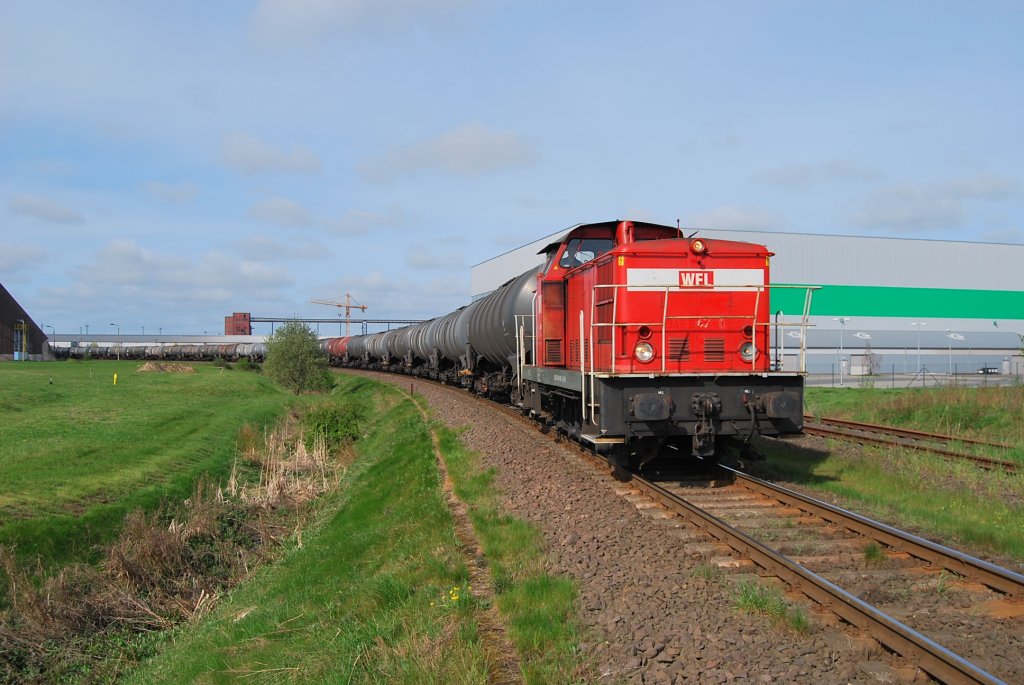 Einen schweren Kesselzug befrdert die Lok 10(ex 346 685-1)der WFL am 02.05.2010 im Seehafen Rostock.