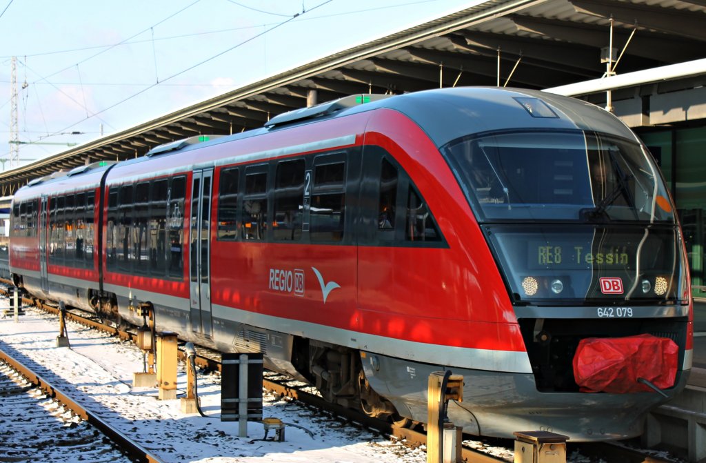 Einer der ersten DB Desiro mit neunem Design und LED beleuchtung. Hier am Beispiel des 642 079 als RE 8 nach Tessin am 1.2.2012.