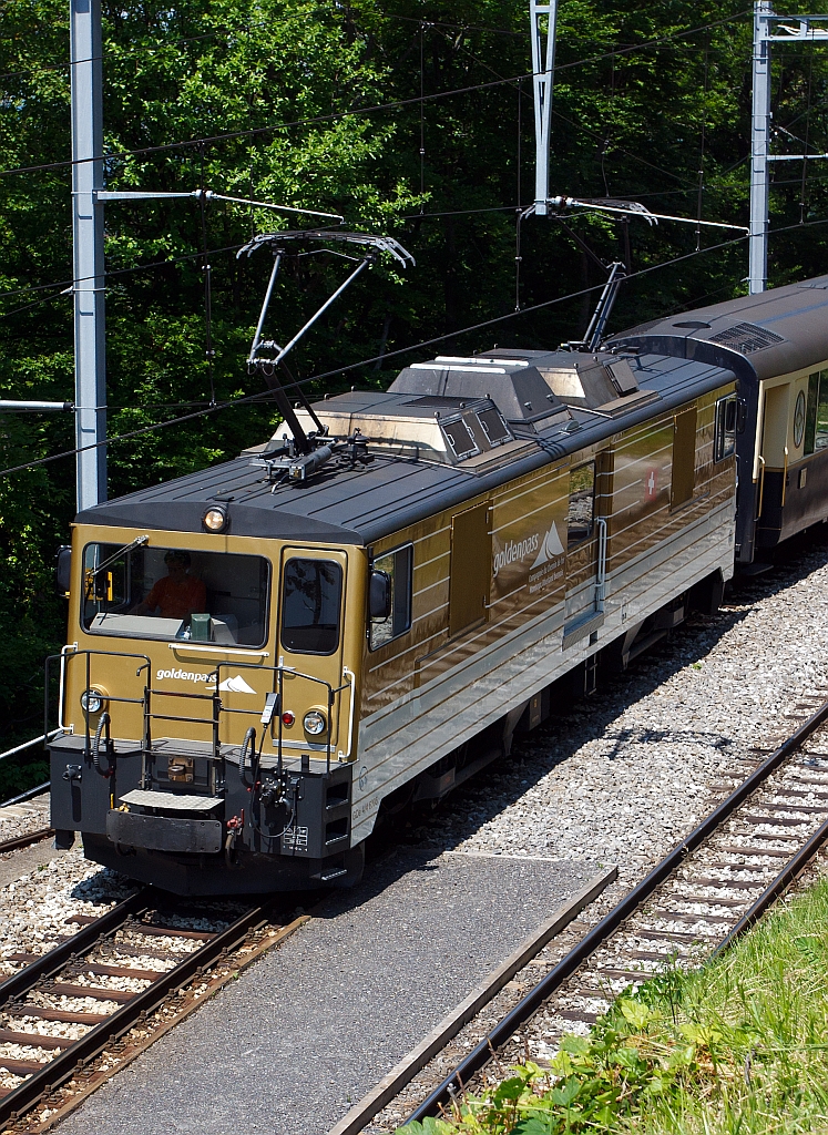 Einer Keksdose auf den Deckel geschaut - Die MOB GDe 4/4 6005 (ex TPF GDe 4/4 101) kurz vor der Einfahrt, am 27.05.2012, in den Bf Chamby mit dem GoldenPass Classic. Diese Loks, strenggenommen Gepcktriebwagen, habe eine Dauerleistung von 1016 kW und knnen 100 km/h schnell fahren, gebaut wurde sie 1983 von SLM, Winterthur und ABB, Baden.