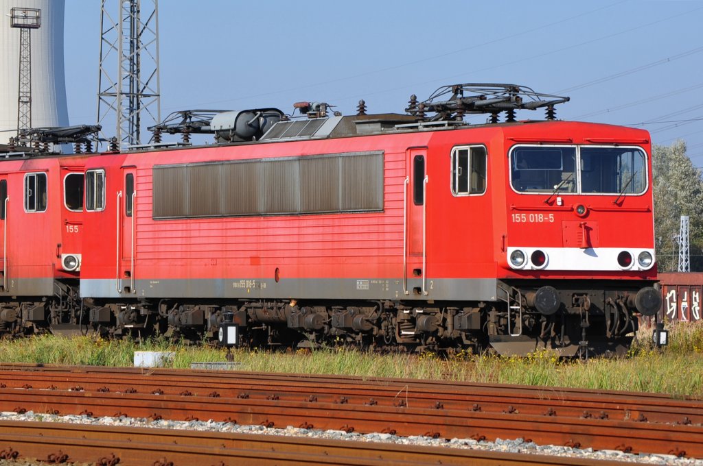 Einer ungewissen Zukunft sieht die 155 018(LEW 14778/1977)entgegen.Die am 21.04.1977 in Dresden in Dienst gestellte Lok sonnt sich am 23.10.2011 als z-gestellte Lok in Rostock-Seehafen.Nach 34 Dienstjahren darf man ja auch mal eine Pause einlegen.....