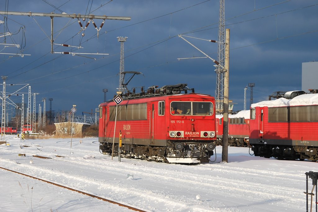 Einfach mal draufgehalten ohne mal auf das drumherum zu achten,Bgel in den Mast gesemmelt..egal,unten rechts schaut noch etwas Bahninventar ins Bild...egal,ist ein Hobby,alles halb so wild.Mir gefiel die Lichtstimmung und die 155 172 am verschneiten 26.12.2010 in Rostock-Seehafen.