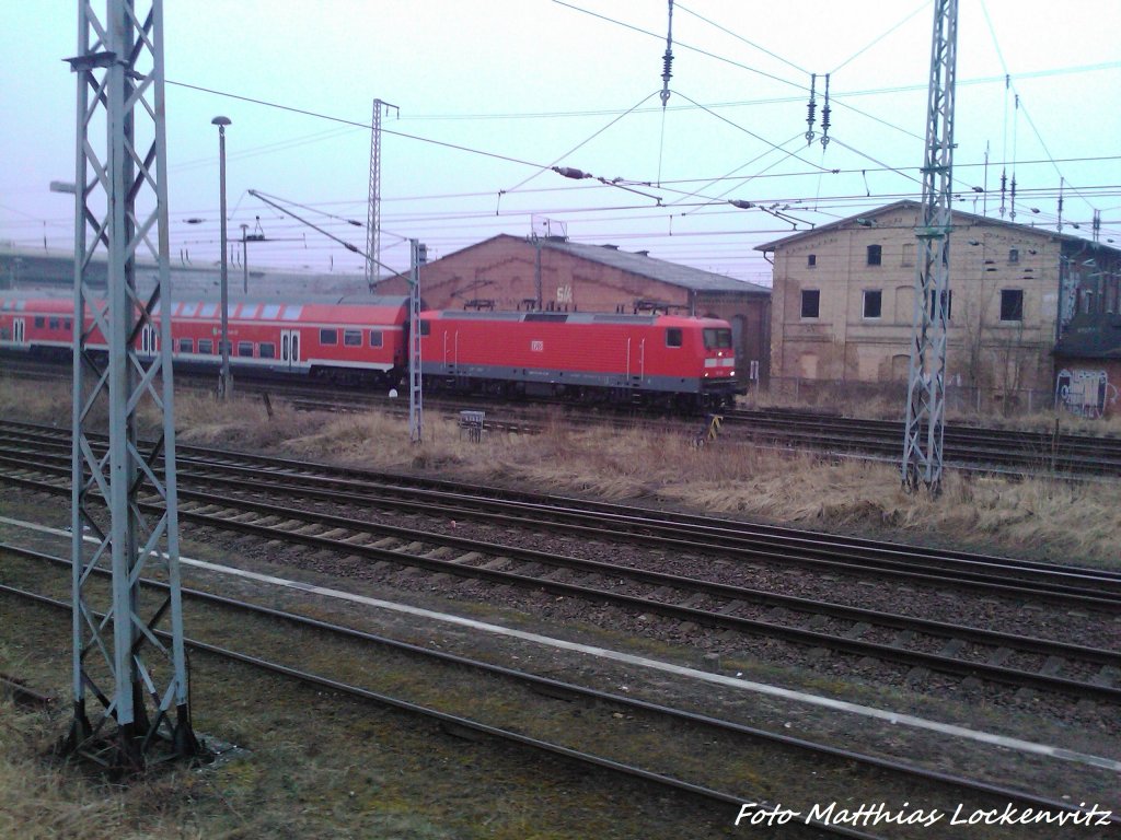 Einfahrt der BR 112 als RE5 aus Neustrelitz Hbf in den Bahnhof Stralsund Hbf / Hhe Ehemaliges BW Stralsund (Lokschuppen 2+3) am 11.4.13