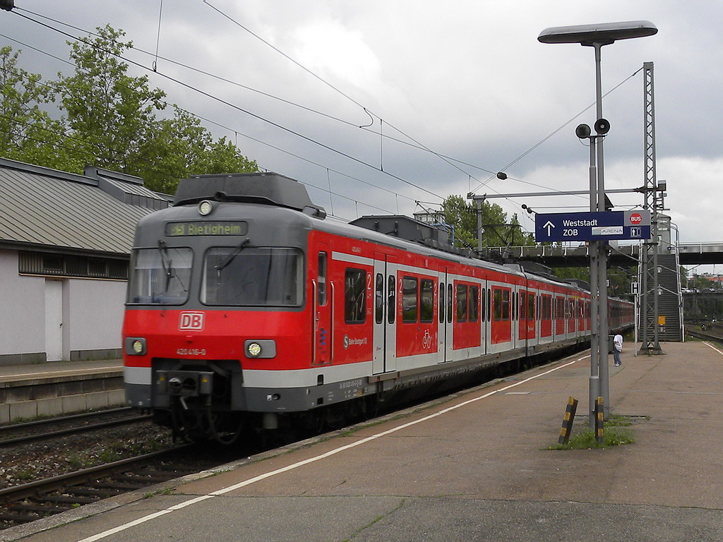 Einfahrt der S-Bahn von Stuttgart in Ludwigsburg