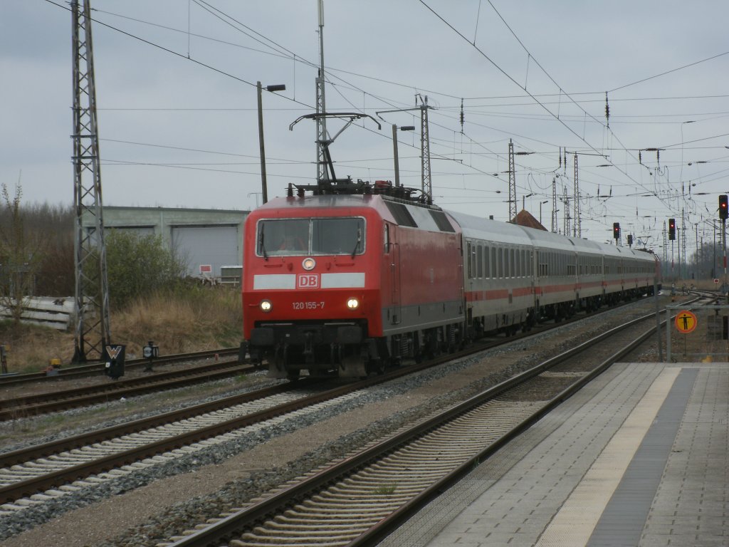 Einfahrt,am 27.April 2013,in Bergen/Rgen hatte der IC 2357 aus Leipzig,mit 120 155-7 und am Schlu 120 137-5,der nachdem Halt weiter nach Binz fuhr.