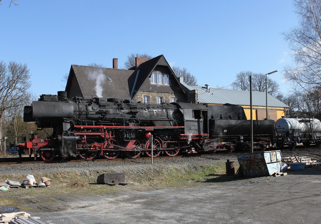 Einmal volle Breitseite von der 52 8106, die sich heute mal zu uns auf die Westerwaldstrecke gesellt hat um sich spter auch noch von unserem TLF 24/50 betanken zu lassen! Dieser Sonntag hat sich eindeutig mehr als gelohnt (06.03.2011)