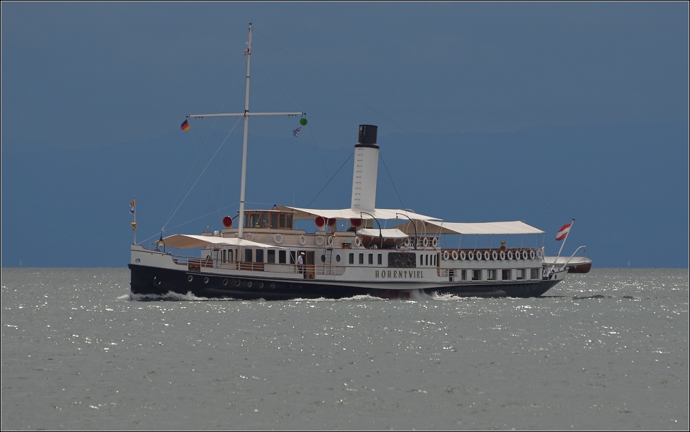 Einst am Bodensee. Nur schemenhaft ist hinter der Hohentwiel das Appenzellerland im Schlechtwetter erkennbar. Mainau, im Juni 2013.