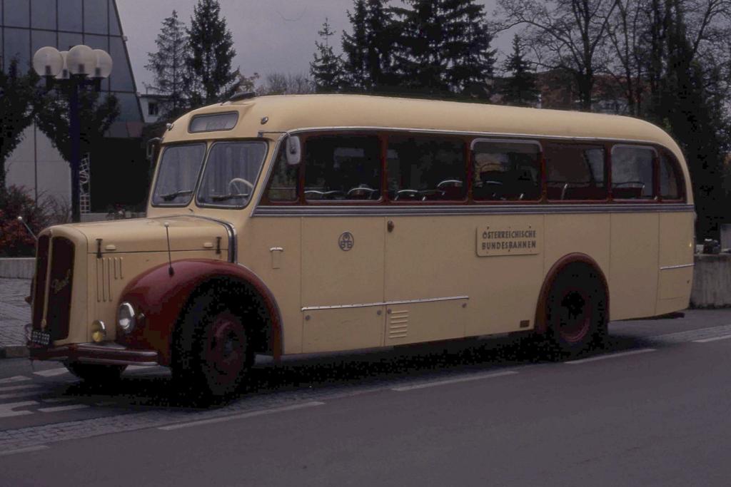 Einst bei der sterreichischen Post im Liniendienst.
Hier am 19.10.1993 diente der Oldtimer schon bei Sonderfahrten
anllich des Eisenbahn Jubilums in Knittelfeld.