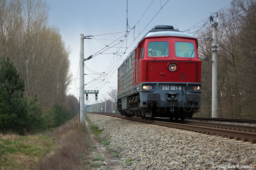 EKO 42 (242 001-6) ArcelorMittal Eisenhttenstadt Transport GmbH kommt als Lz aus Premnitz zurck und ist hier gerade bei Nennhausen und fuhr in Richtung Wustermark weiter. 12.04.2012