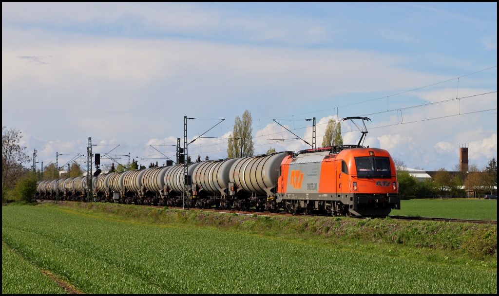 Endlich hab ich ihn auch mal vor die Linse bekommen...1216 901 von RTS mit Kesselzug am 21.04.12 in der Nhe von Neuss