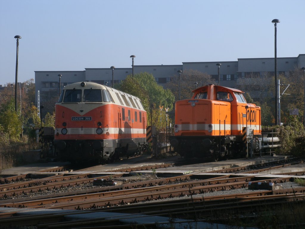 Endlich hatte ich mal das Glck  die Dicke Babelsbergerin  LOCON 301 und daneben 208,ebenfalls von LOCON,ohne Gegenlicht in der Est Berlin Lichtenberg zufotografieren.Aufnahme am 29.Oktober 2011 zur Mittagszeit.