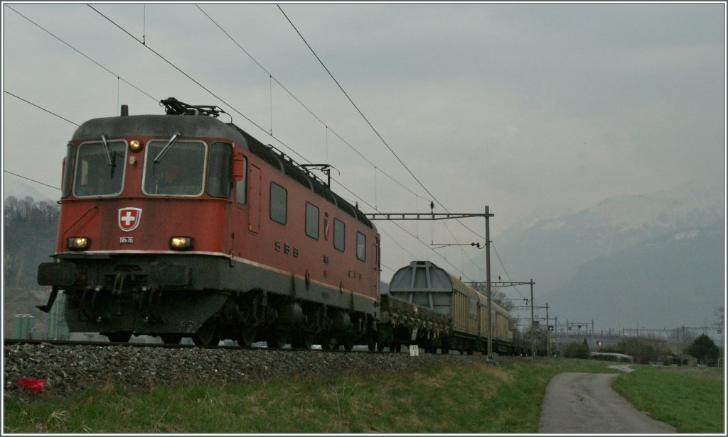 Endlich kam ein Gterzug, leider im Gegenlicht - Re 6/6 11606 bei St-Triphon a. 2. April 2013