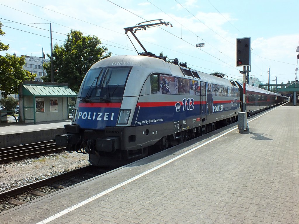 Endlich mal Gl�ck mit den Werbeloks! 1116 250 bewirbt die �sterreichische Polizei und steht am 23.7.13 mit einem Railjet nach Wien in Bregenz.