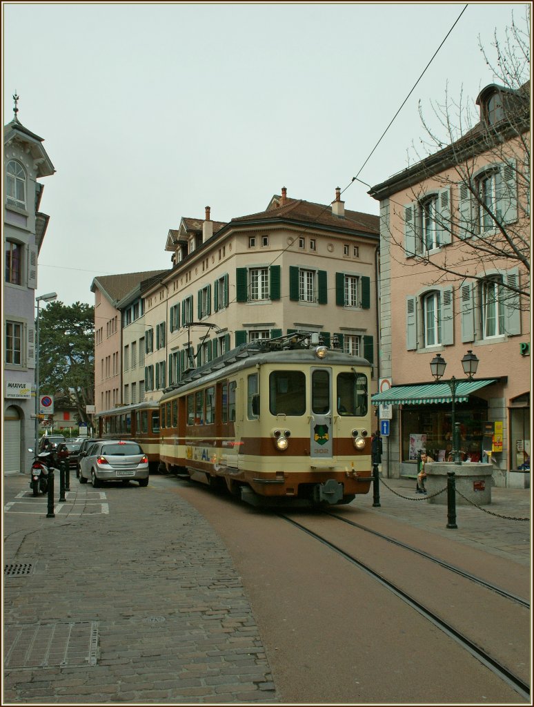 Eng geht es in den Strassen von Aigle zu, wenn ein Zug nach Leysin unterwegs ist.
27. Mrz 2011