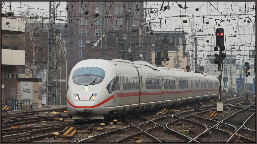 Er rumte nun das Vorfeld und fuhr in den Klner Hbf ein. (403 056 am 19.02.11 in Kln)