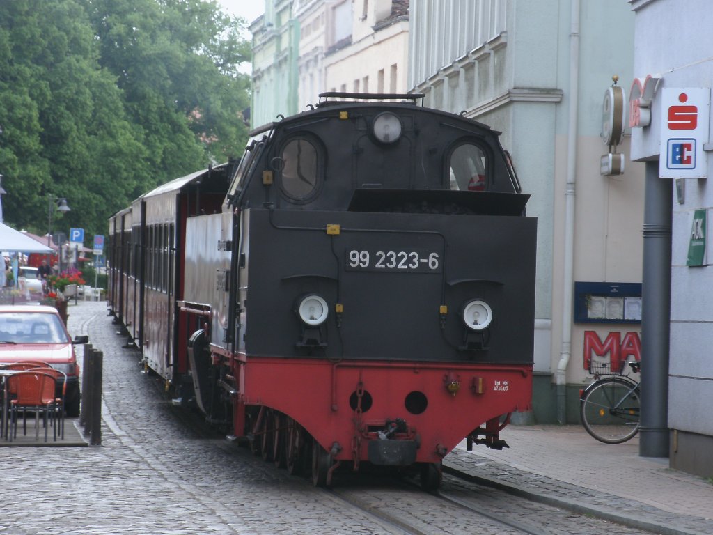 Erh�hte Aufmerksamkeit f�r das Lokpersonal auf der 99 2323 als Diese,am 28.Mai 2011,durch die enge Goethestra�e in Bad Doberan dampfte.