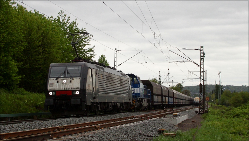 ES 64 F4-016 und NIAG  2  (277 803) mit Kohlezug in Richtung Norden am 10.05.13 in Unkel