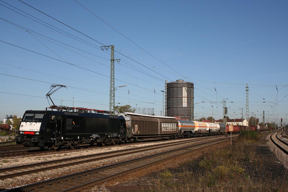 ES 64 F4 152 mit Gterzug von Ulm Komment in Augsburg-Oberhausen ri.Augsburg(15.10.2011)