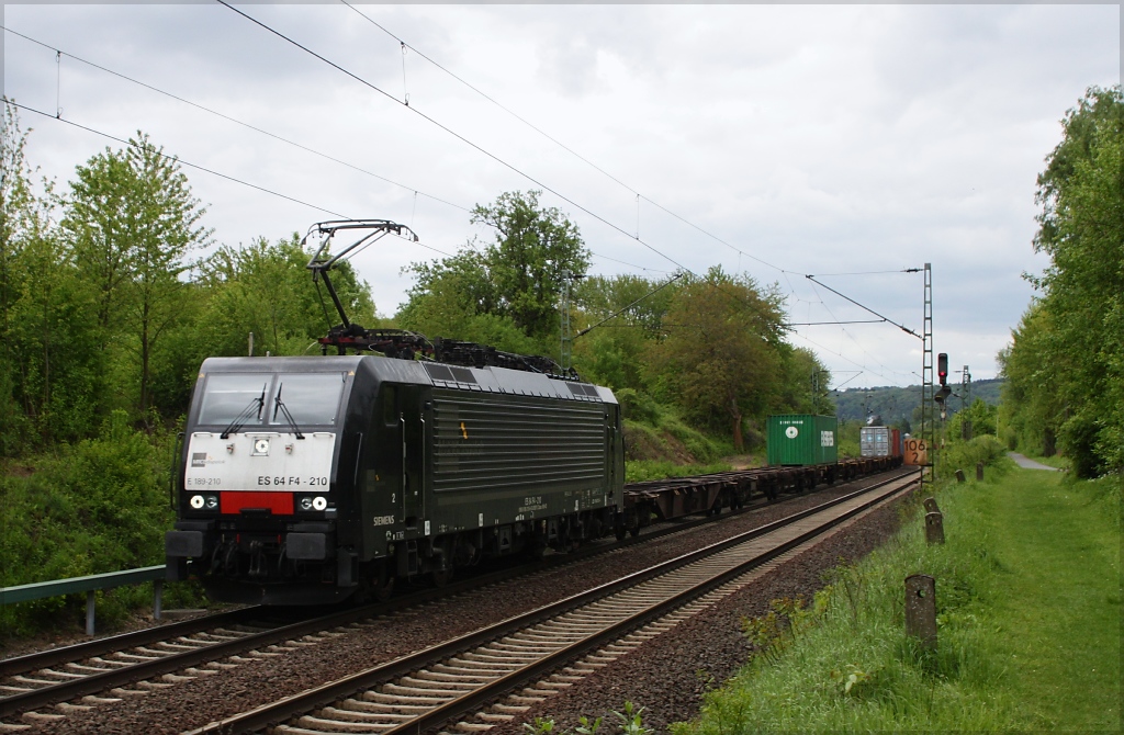 ES 64 F4-210 mit Containerzug in Richtung Norden am 10.05.13 in Unkel