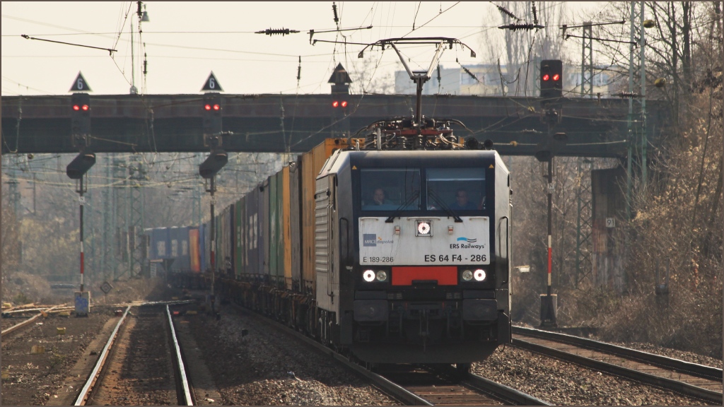 ES 64 F4-286 von ERS durchfuhr am 12.03.11 den Bahnhof Bonn Beuel nordwrts