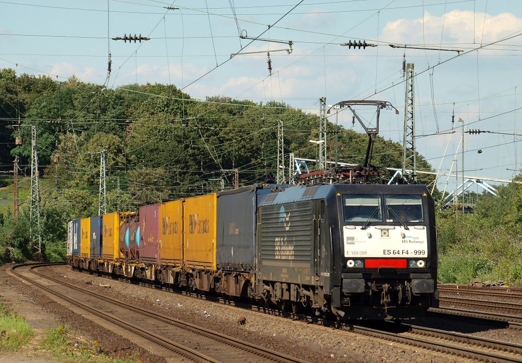 ES 64 F4-999 rollte mit einem Kistenzug durch Kln West am 15.7.11.