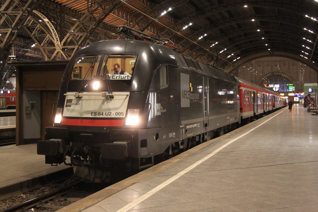 ES 64 U2-005 mit RB 16340 von Leipzig Hbf nach Erfurt Hbf kurz vor der Ausfahrt im Leipziger Hbf.12.04.2013