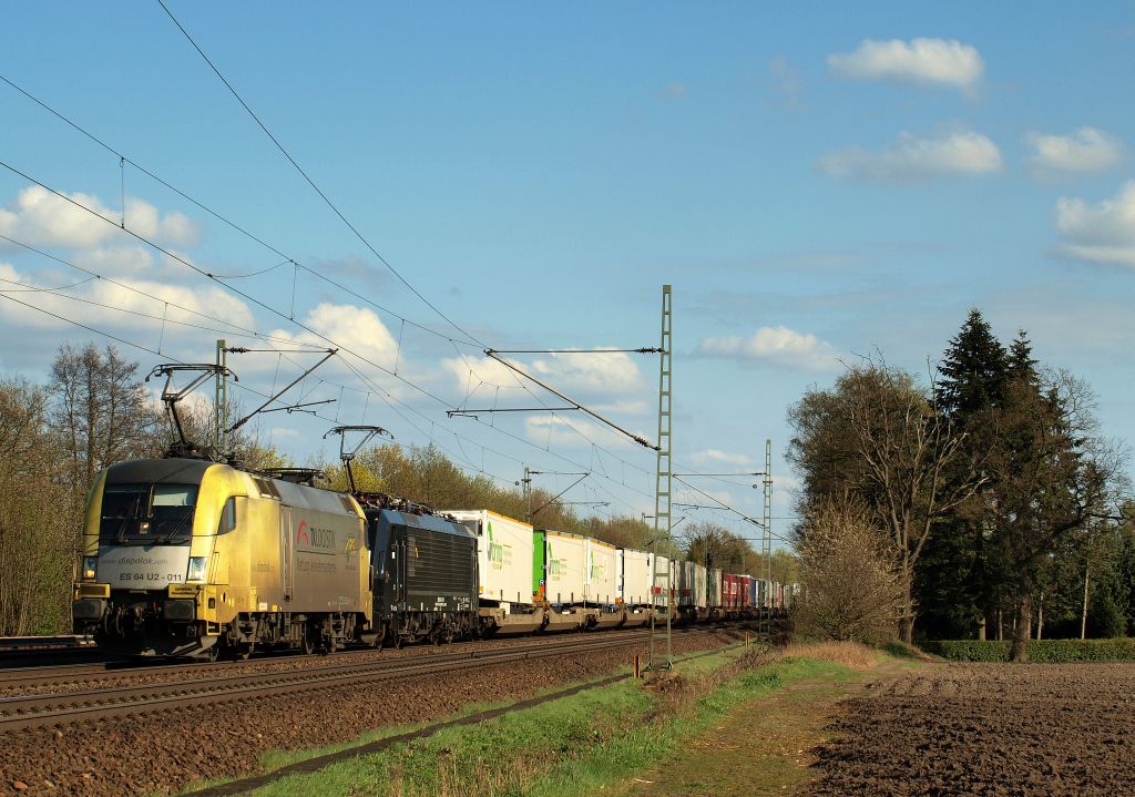 ES 64 U2-011 und ES 64 F4-110 zogen am 17.4 einen Fischzug durch Halstenbek.