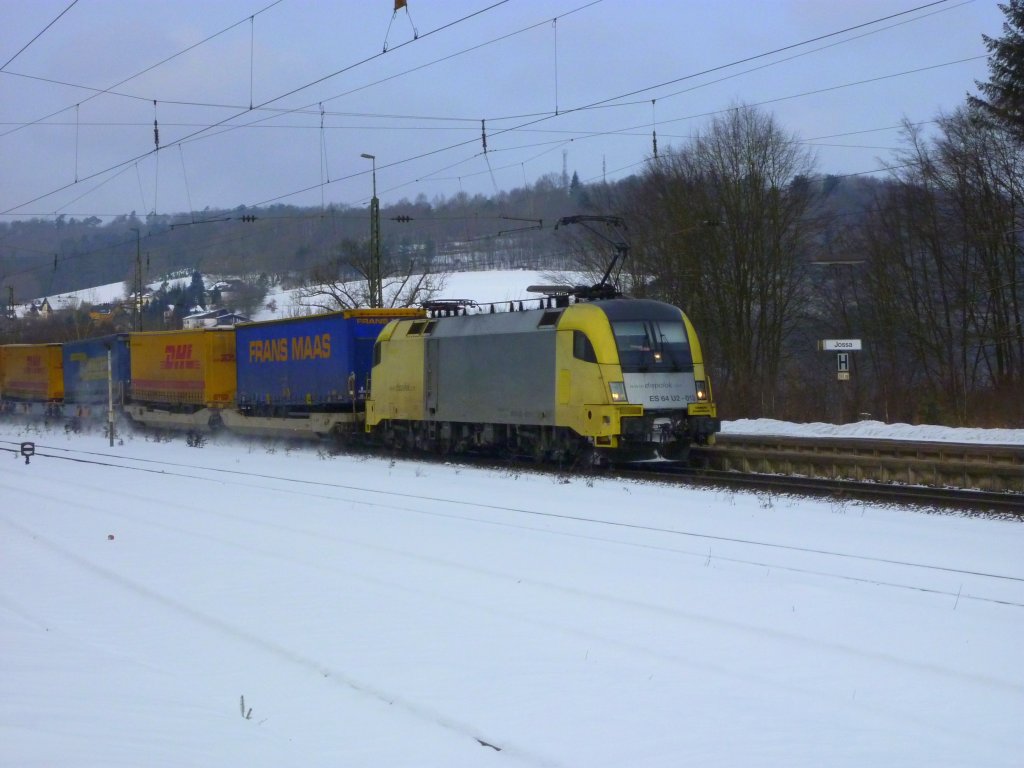 ES 64 U2-013 mit Gterzug am 14.02.10 in Jossa