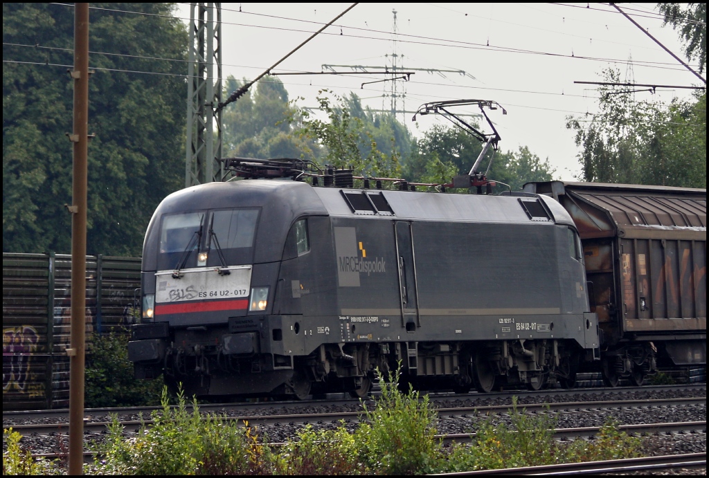 ES 64 U2-017 mit einem Papierzug in Richtung Norden am 19.08.11 in Hamburg Harburg