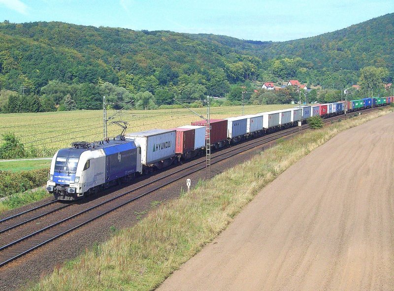 ES 64 U2-023 mit Containerzug am 30.08.09 bei Harrbach
