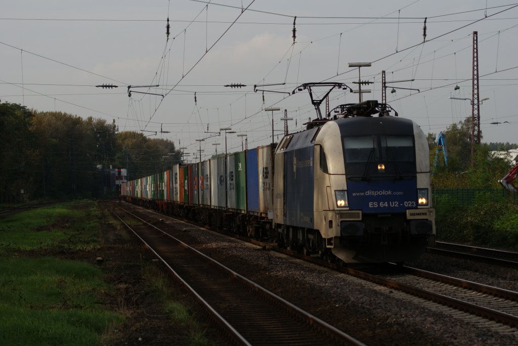 ES 64 U2-023 mit einem Containerzug in Hilden als Umleiter am 07.10.2010