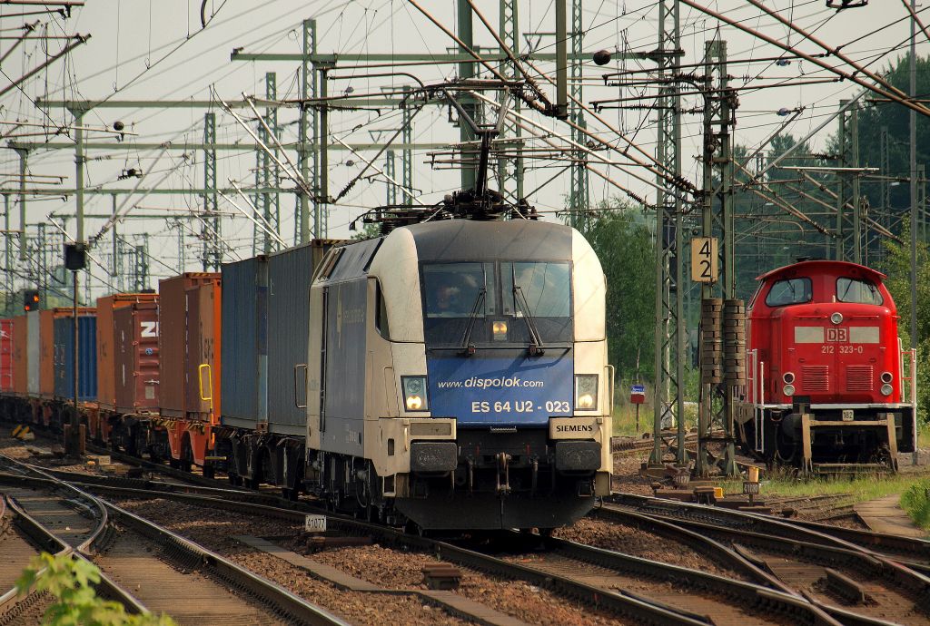 ES 64 U2-023 traf mit einem Containerzug auf 212 323-0 im Harburger Bahnhof am 21.5.11.