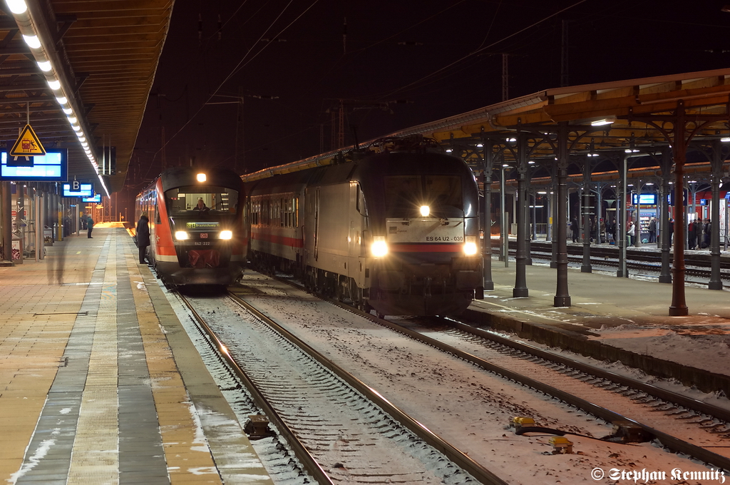 ES 64 U2 - 030 (182 530-6) MRCE Dispolok GmbH fr DB Fernverkehr AG mit dem EC 248 von Krakow Glowny nach Hamburg-Altona in Stendal und die 642 222 als RB13 (RB 27890) nach Braunschweig Hbf. 29.01.2012