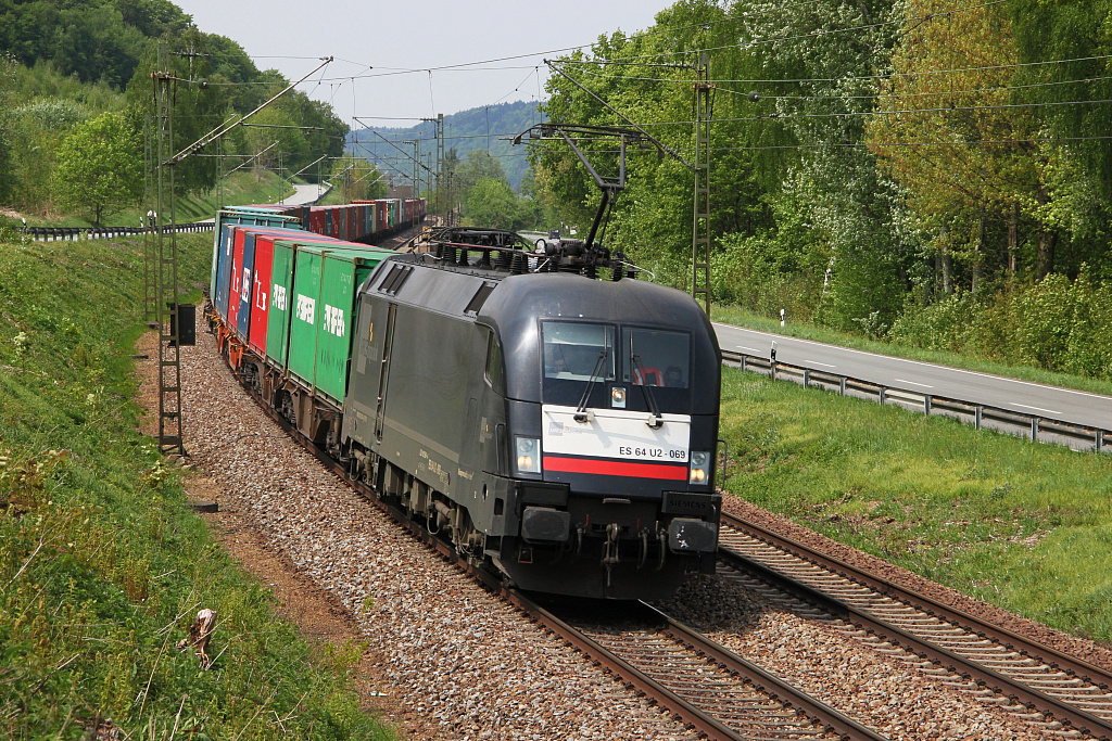 ES 64 U2-069 von MRCE mit Containerzug bei Hausbach auf der Strecke Regensburg - Passau am 28.04.2011.