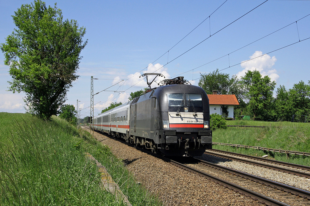 ES 64 U2-074 von MRCE Dispolok zieht den IC Knigsee von Mnchen kommend am ehemaligen Block Hilperting vorbei gen Sden. 21.5.2011.