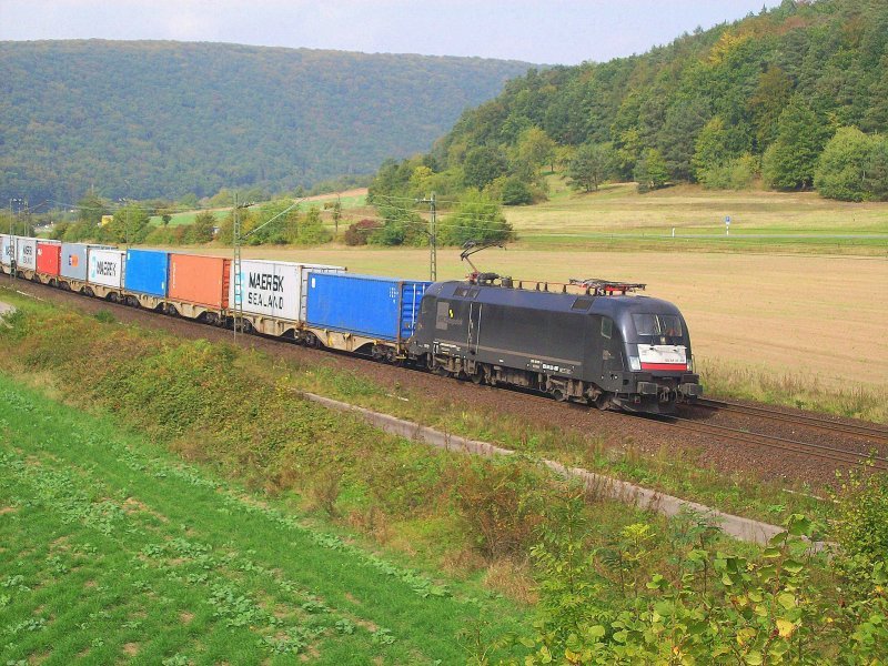 ES 64 U2-097 mit Containerzug am 20.09.2009 bei Harrbach
