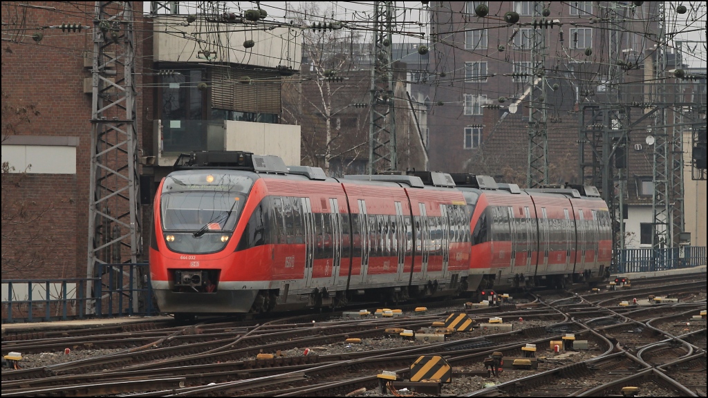 Es spiegelt sich so manches in den  Seitenfenstern  von 644 032 und 644 012. (19.02.11,Kln)