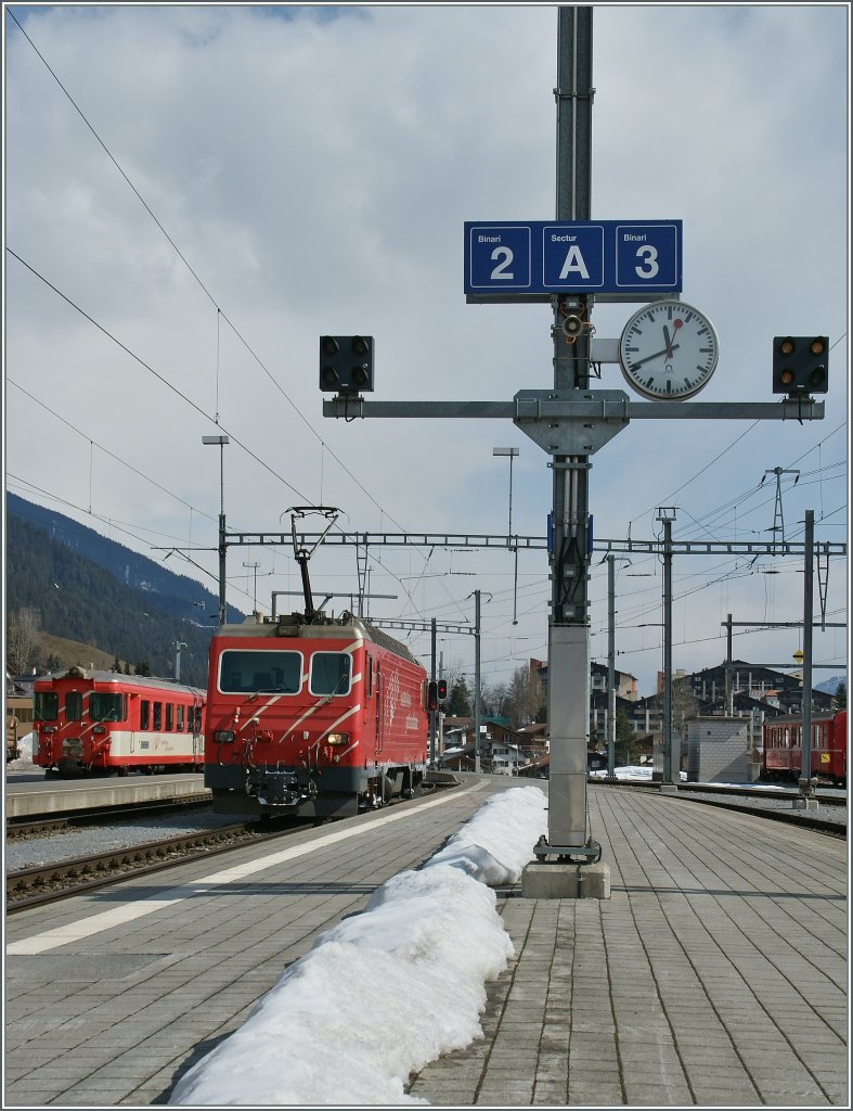 Es war Zeit fr etwas RhB und MGB...
MGB HGe 4/4 105 und im Hintergrund ein MGB Pendelzug fr den Wintersportverkehr.
Disentis, den 15. Mrz 2013