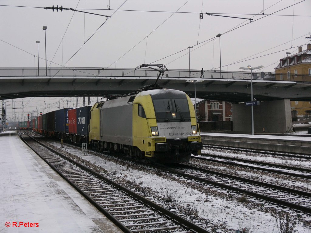 ES64 U2 010 durchfhrt Regensburg HBF mit einem Containerzug. 09.01.10