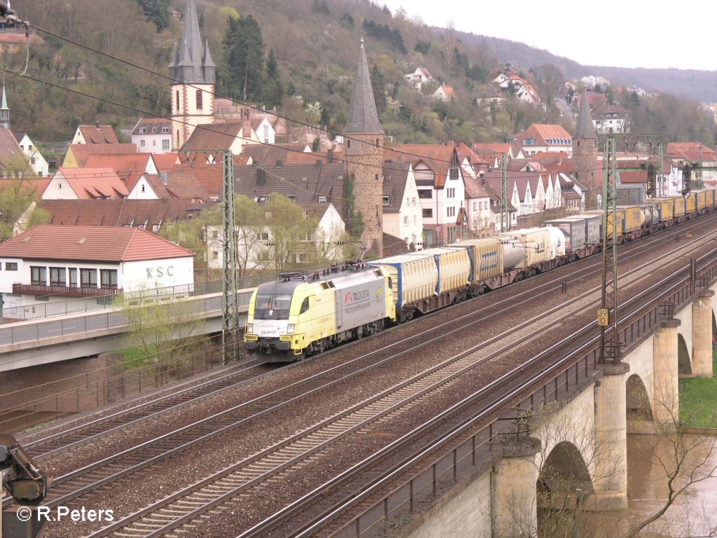 ES64 U2 064 durchfhrt Gemnden mit ein Containerzug. 12.04.08