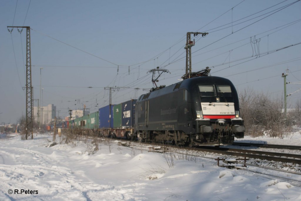 ES64 U2 067 zieht mit einem Containerzug an Regensburg Ost vorbei. 30.12.10